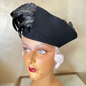 DEBONAIR 1930's BLACK FELT HAT + UPTURNED BRIM + IRIDESCENT ROOSTER FEATHER TRIM
